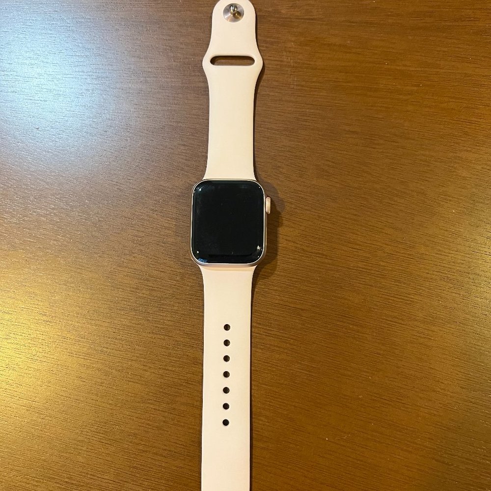 Apple Watch Series 4, 40mm Rose Gold case